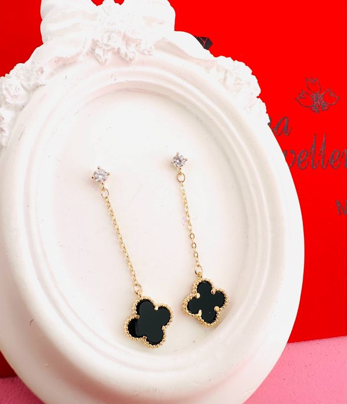 Унждаг котон ээмэг