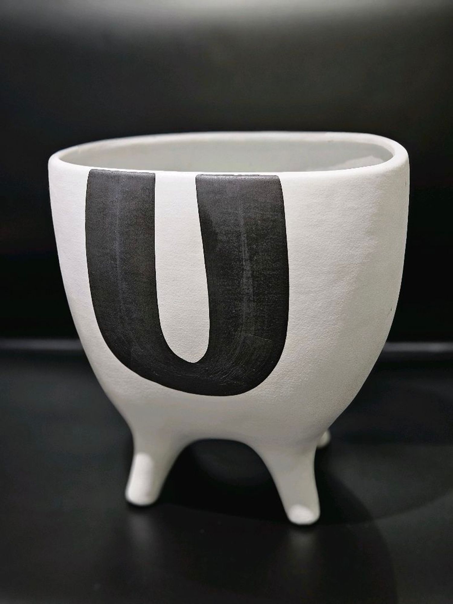 Хар цагаан 3н хөлтэй ваар