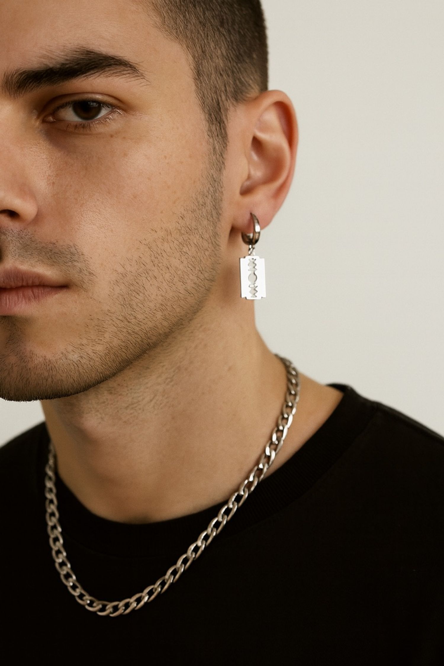 Эрэгтэй ээмэг