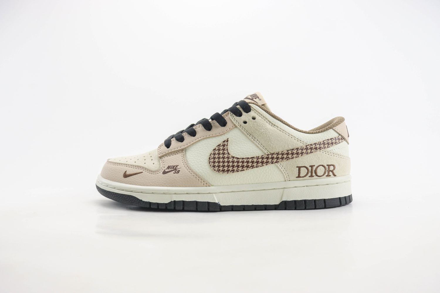 Nike SB Dunk Low x DIOR 04