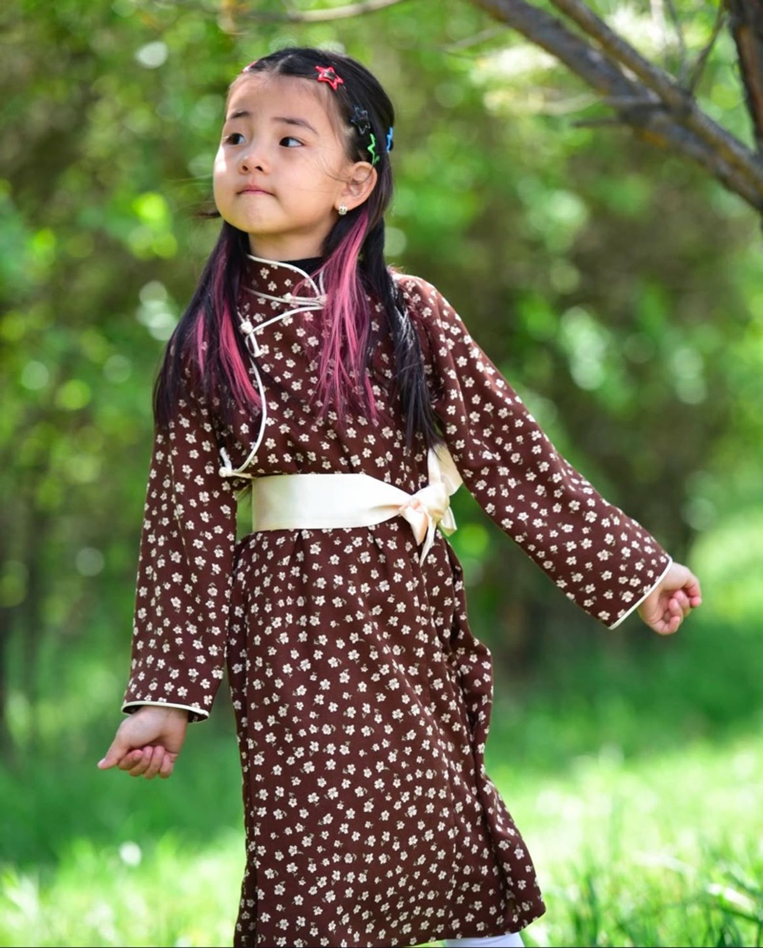 Доторгүй бор цэцэгтэй дээл