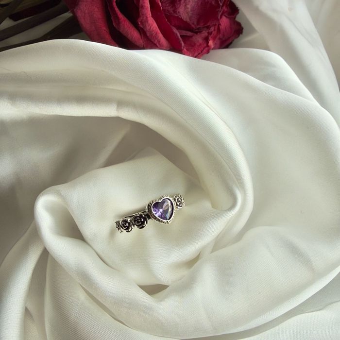 Нил ягаан болор шигтгээтэй бөгж