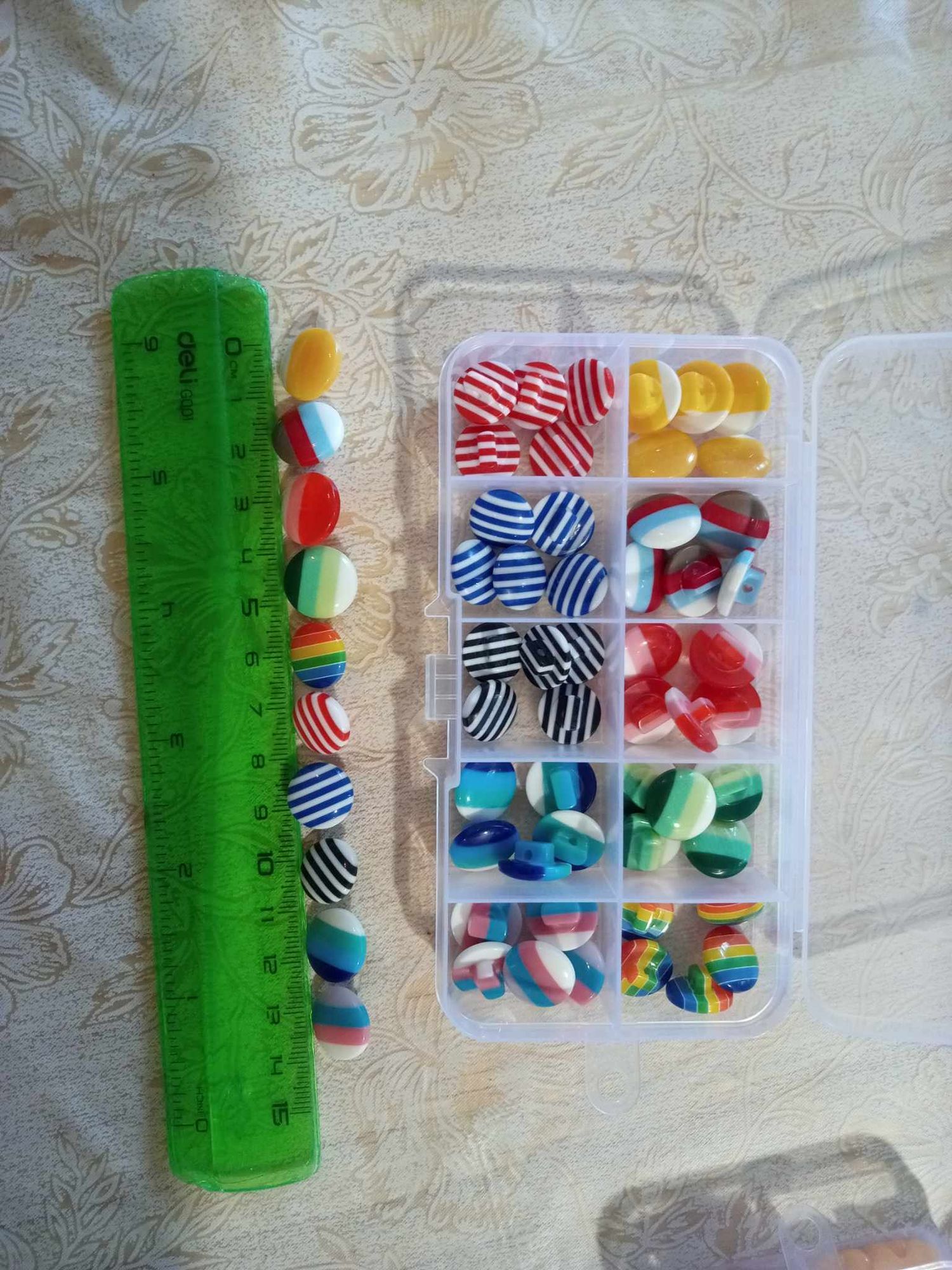 жижиг хуванцар эрээн товч