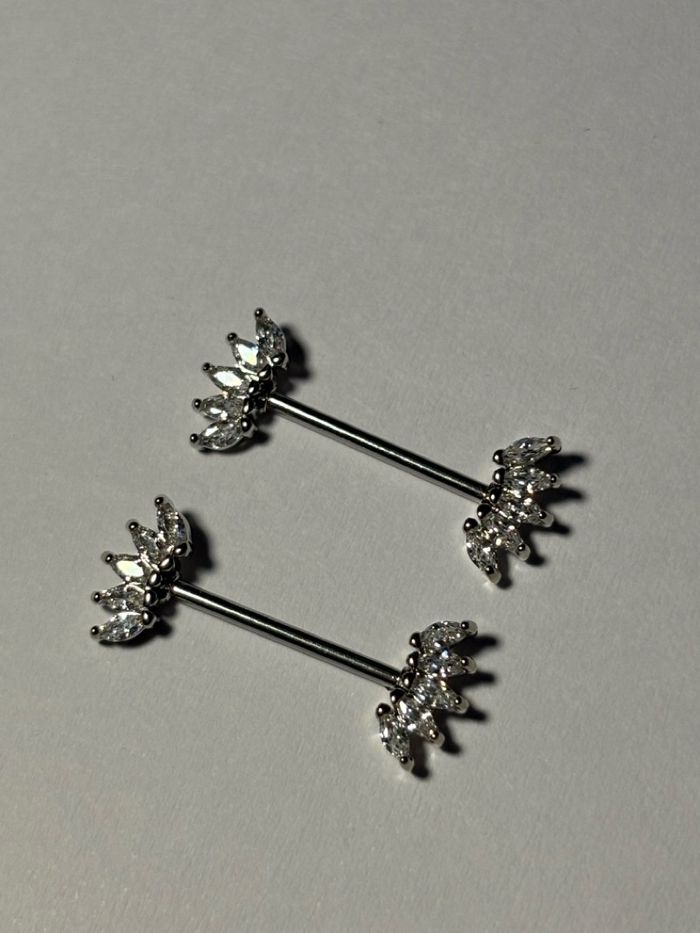 Хөхний ээмэг 