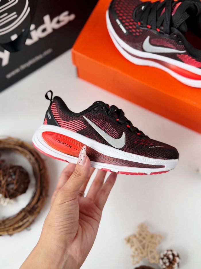 Vomero 18 Crimson Bright