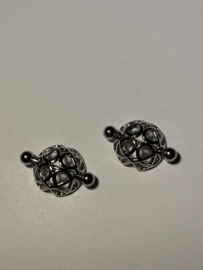 Хөхний ээмэг