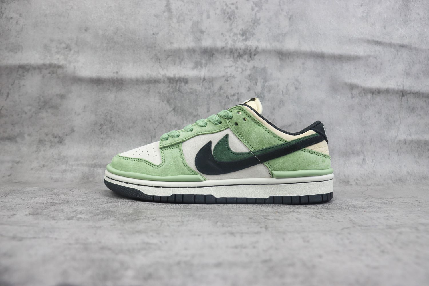 Nike Dunk SB Low black and green double hooks 