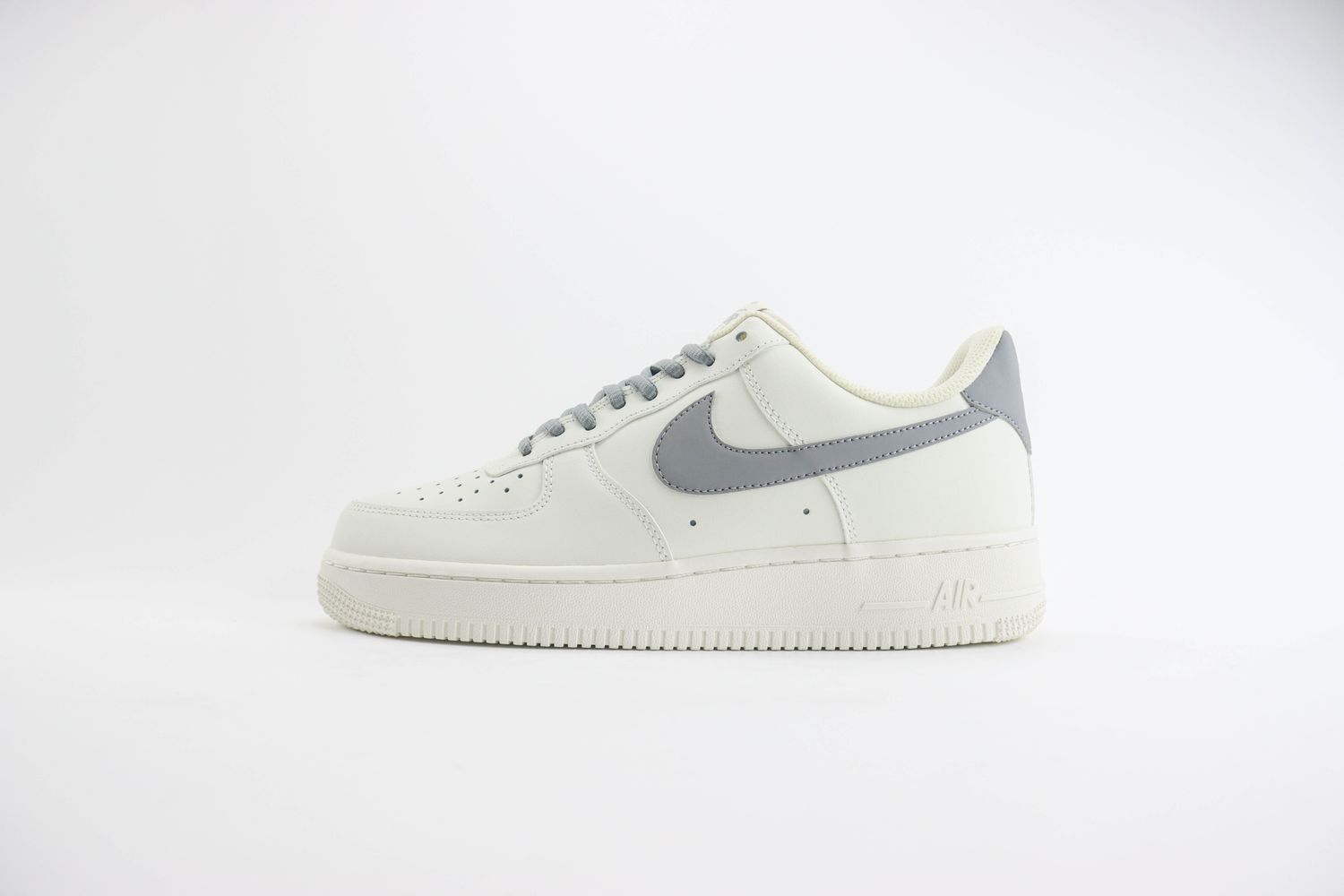 Nike Air Force 1 '07 NN trainers in white and pale grey