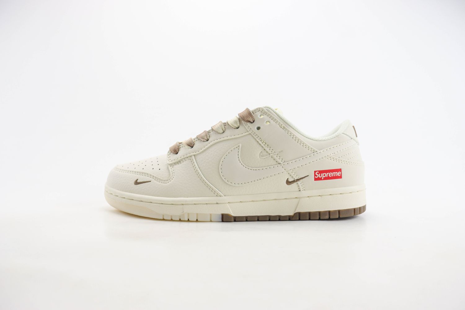 Nike SB Dunk Low x supreme 42