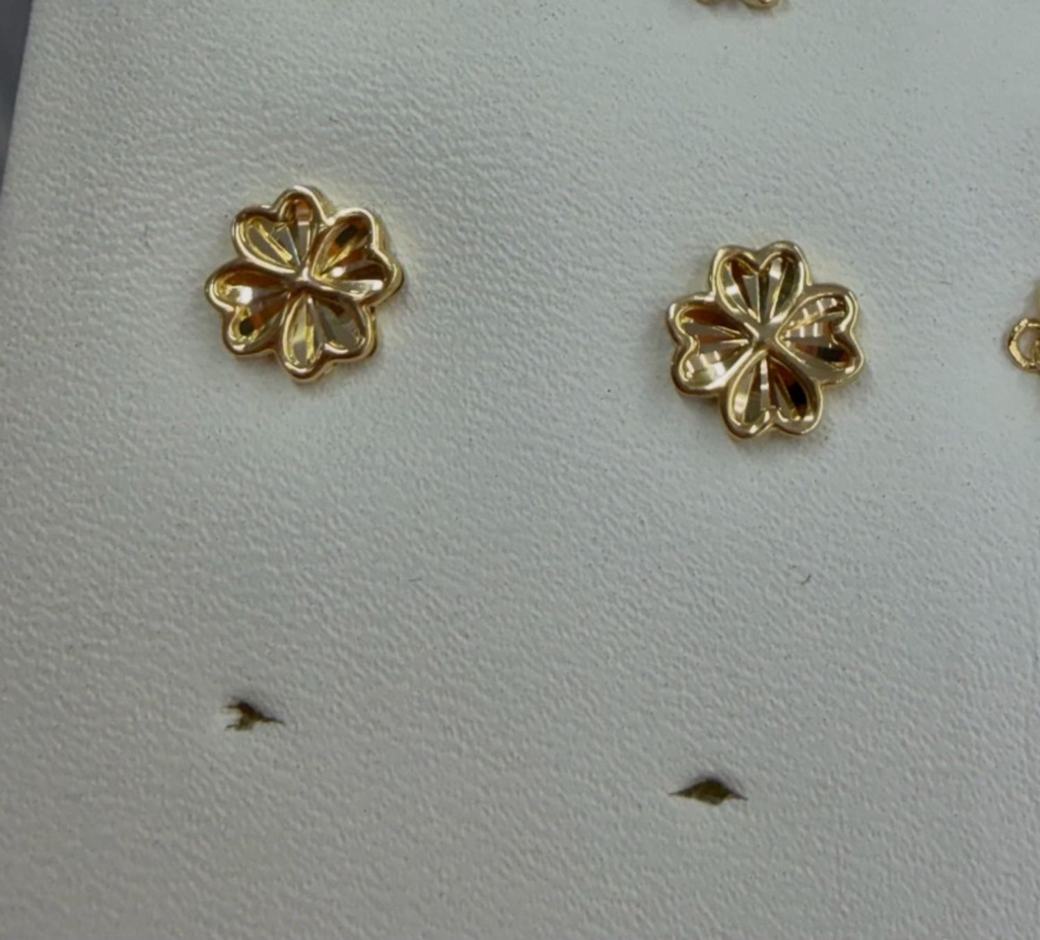 14к хатгадаг азын цэцэгтэй ээмэг