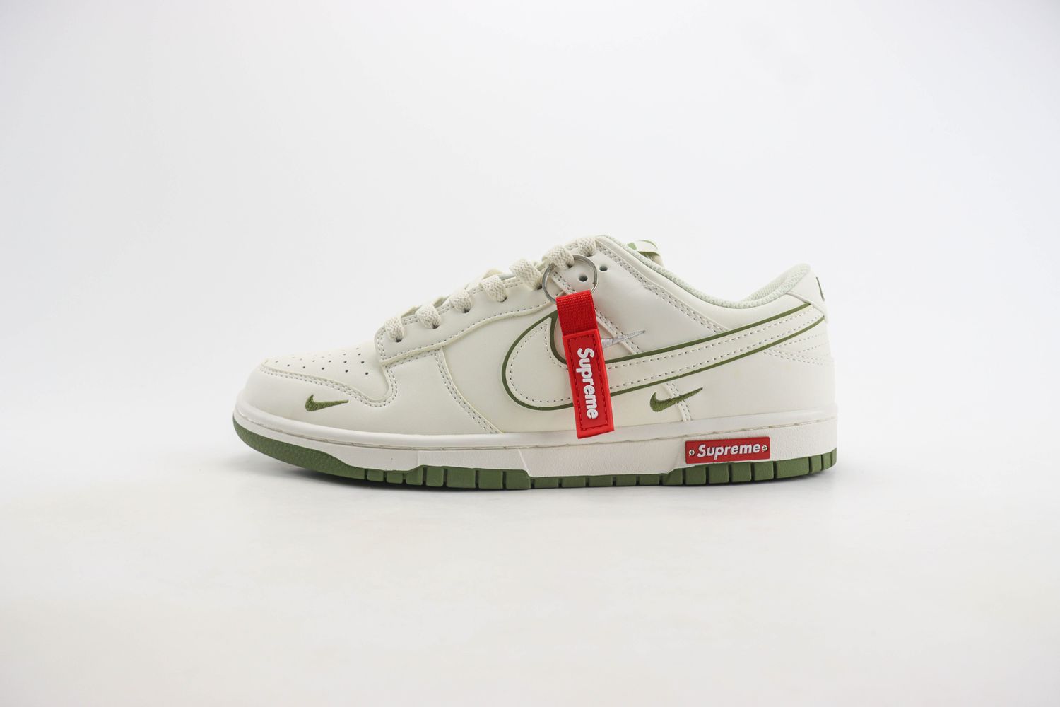 Nike SB Dunk Low x supreme 72