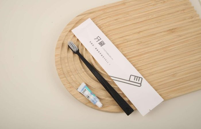 Хар шүршүүртэй арьсан шүдний сойз, цагаан үзүүртэй зөөлөн үс + 3 гр эмийн ургамалтай оо