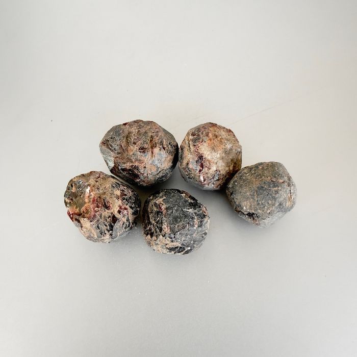 Түүхий анар чулуу