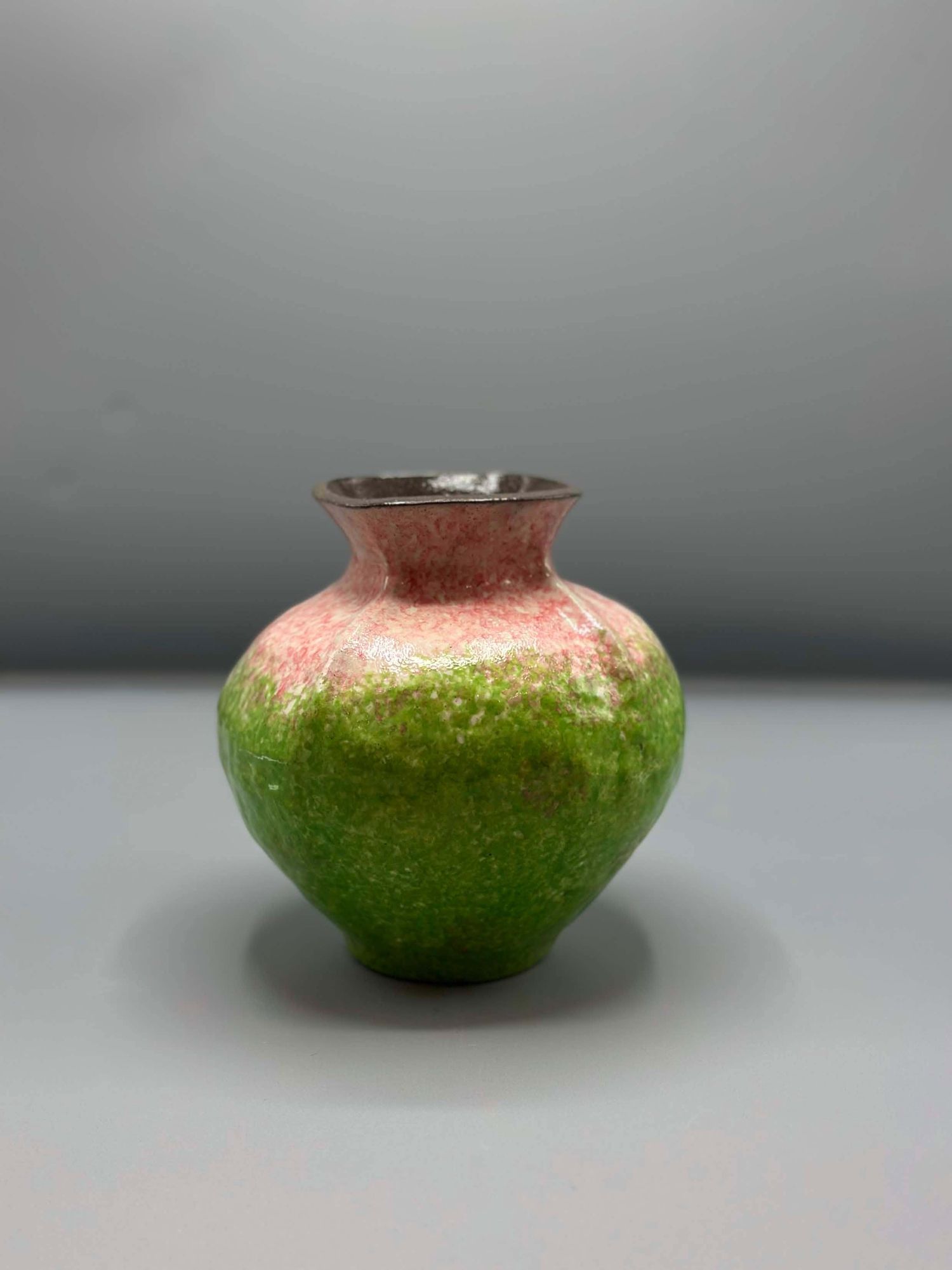 Vase ягаан ногоон жижиг