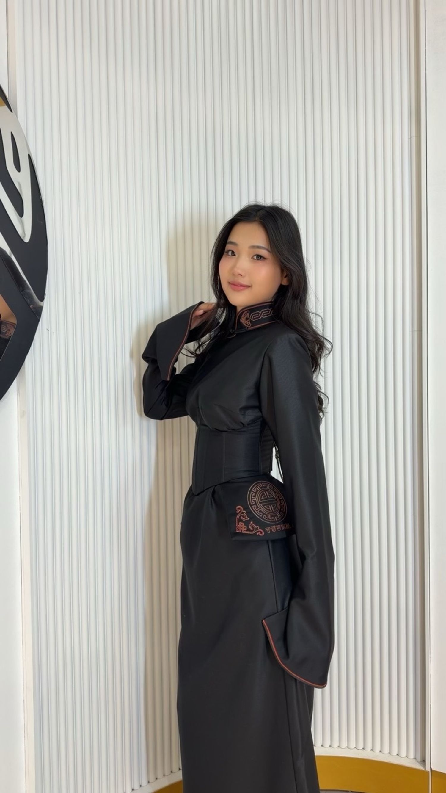 Зүү ороосон хатгамалтай дээл