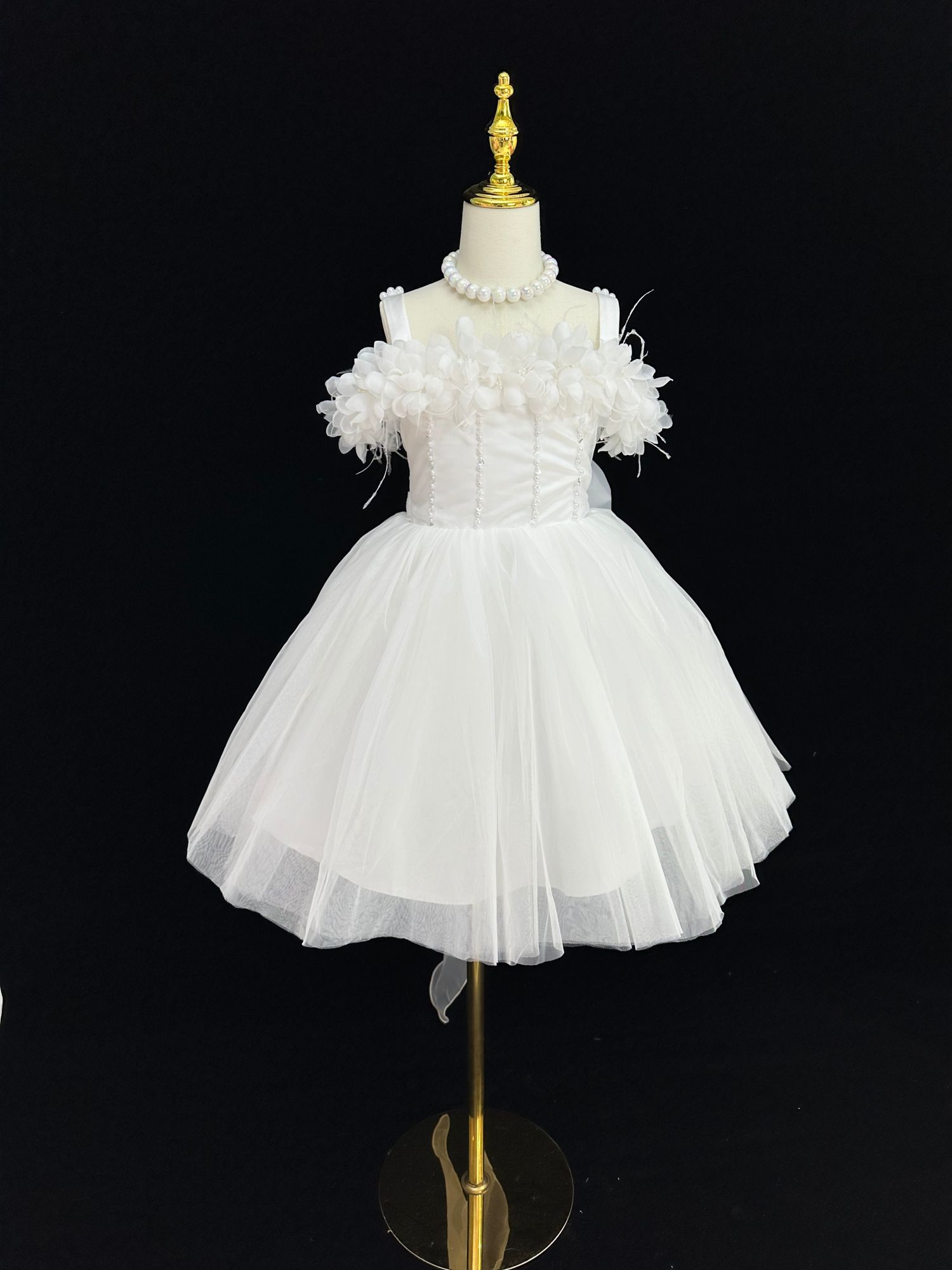 Гоёмсог мөртэй цагаан даашинз