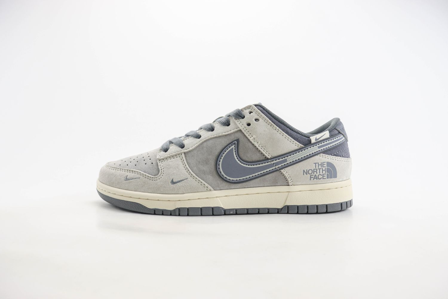 Nike SB Dunk Low x The North Face 31
