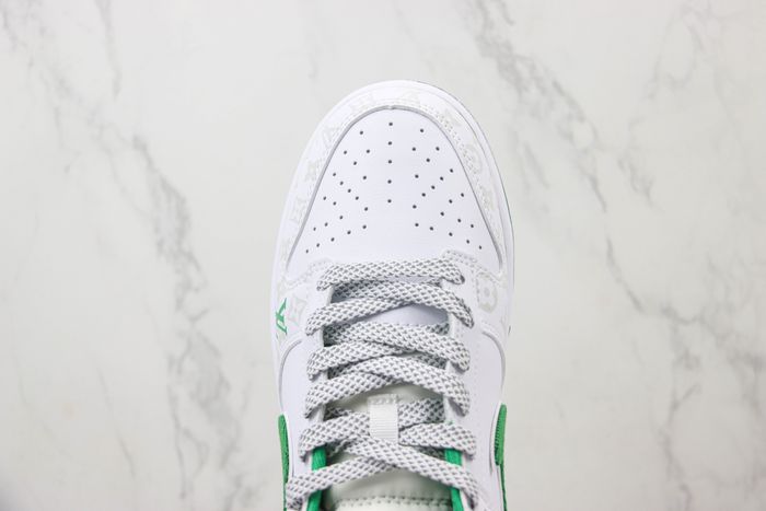 NIKE SB Dunk Low x LV 111