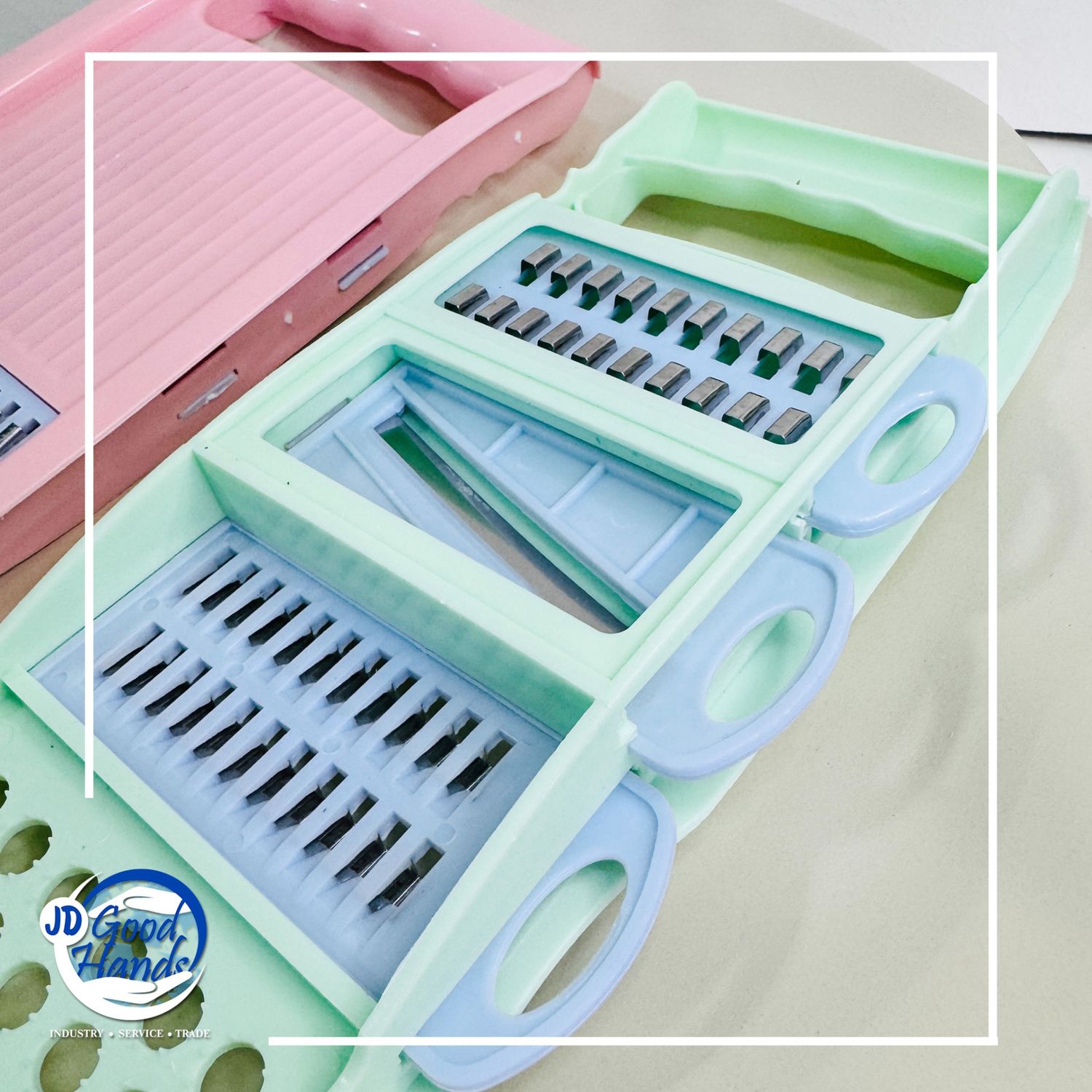 Ногоо үрэгч , ирээ сольдог 