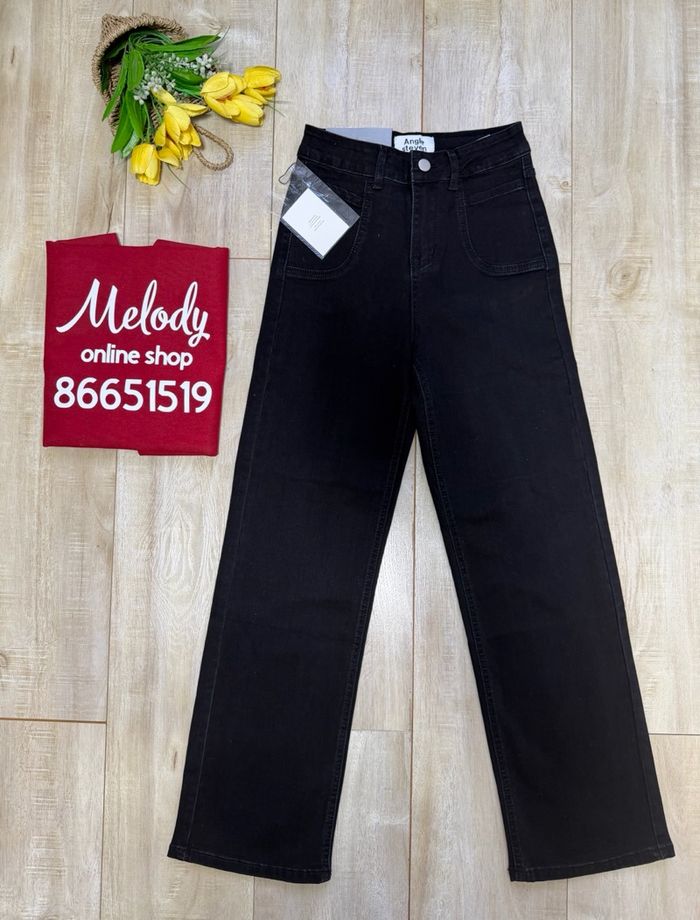 Angle shuluun har jeans