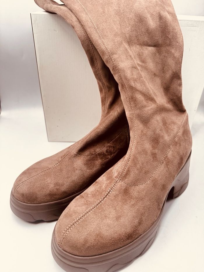 Диана суналттай түрийтэй beige