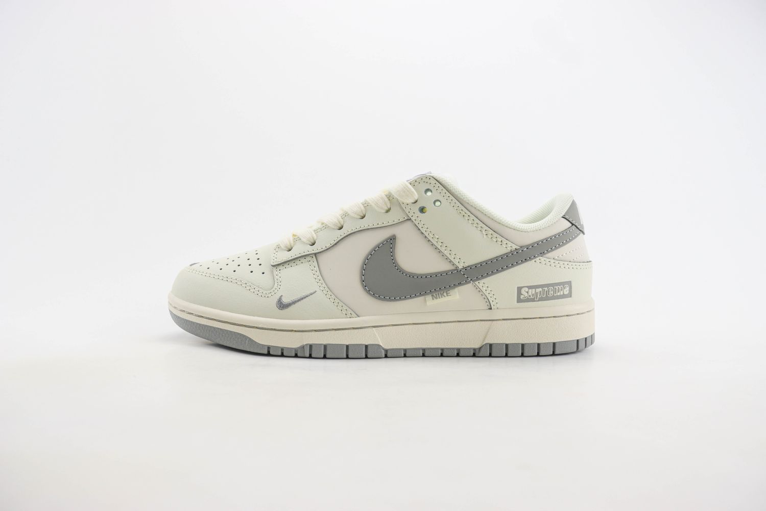 Nike SB Dunk Low x supreme 79