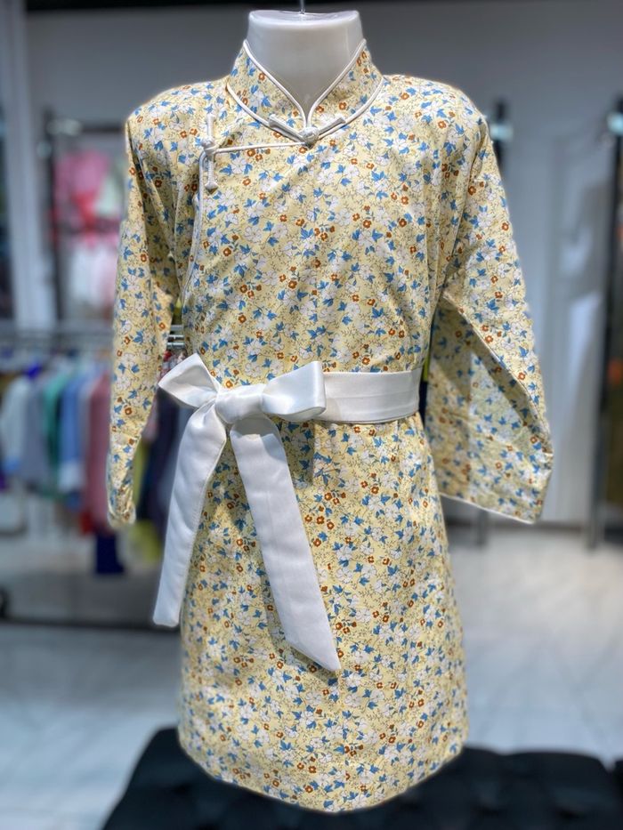 Цэцгэн хээтэй шаргал дээл