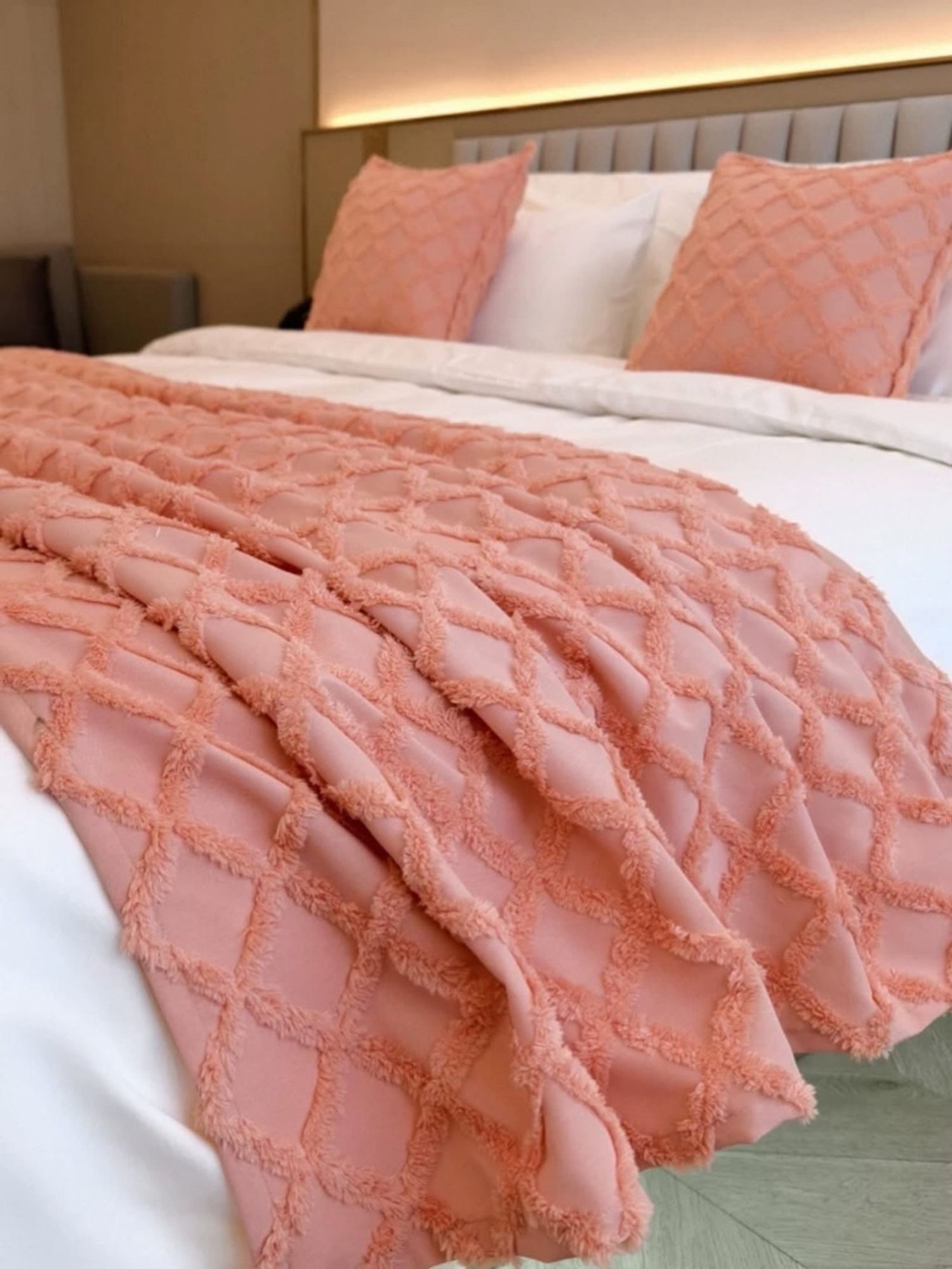 Бүтээлэг дэр хос