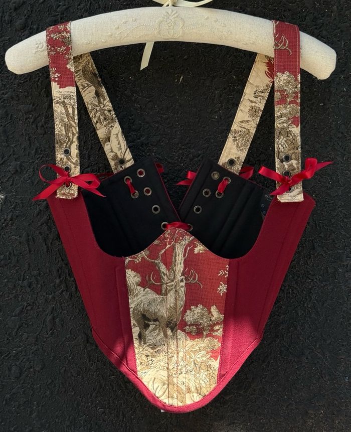 ‘Royal rouge’ underbust corset