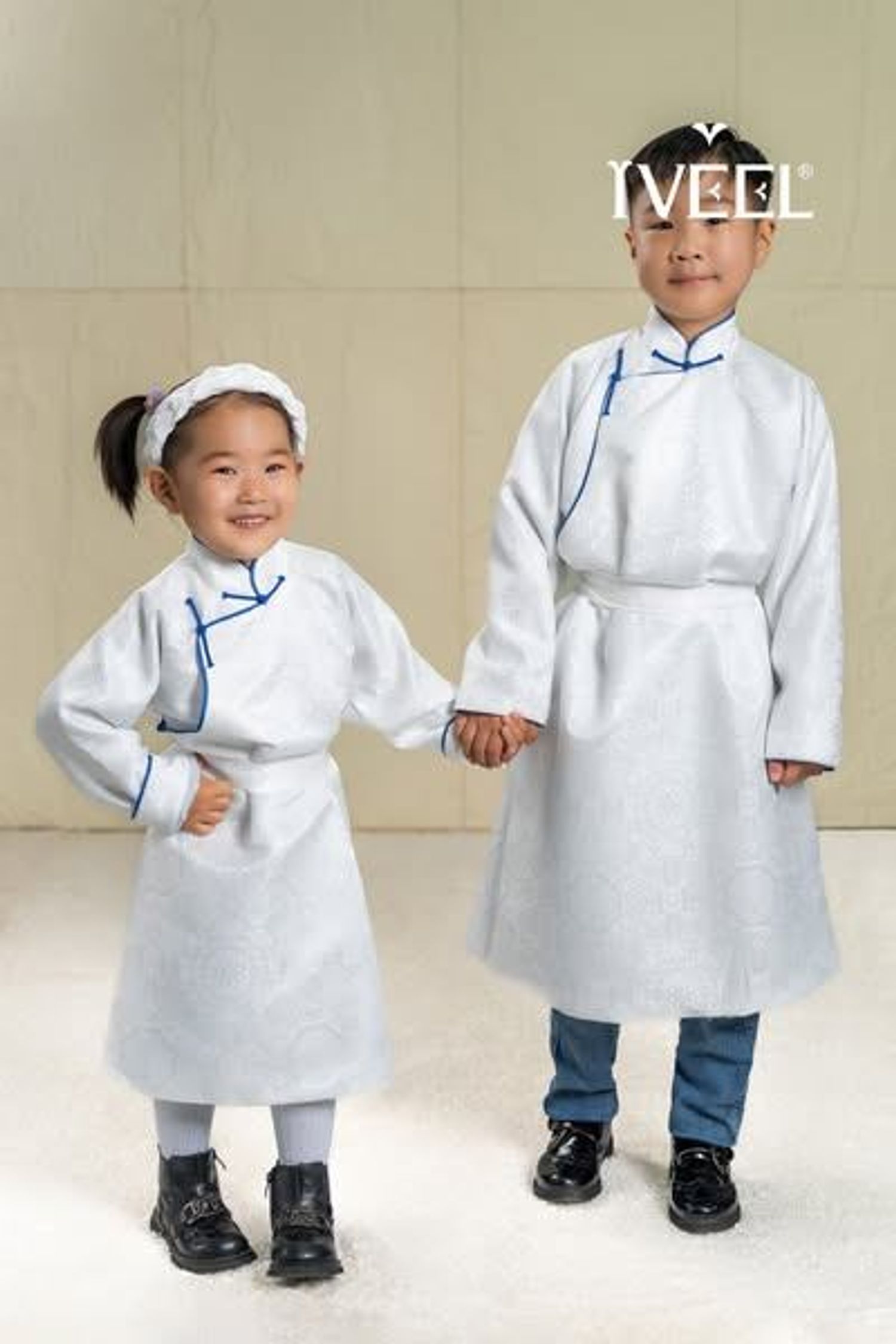 Хүүхдийн уламжлалт торгон дээл