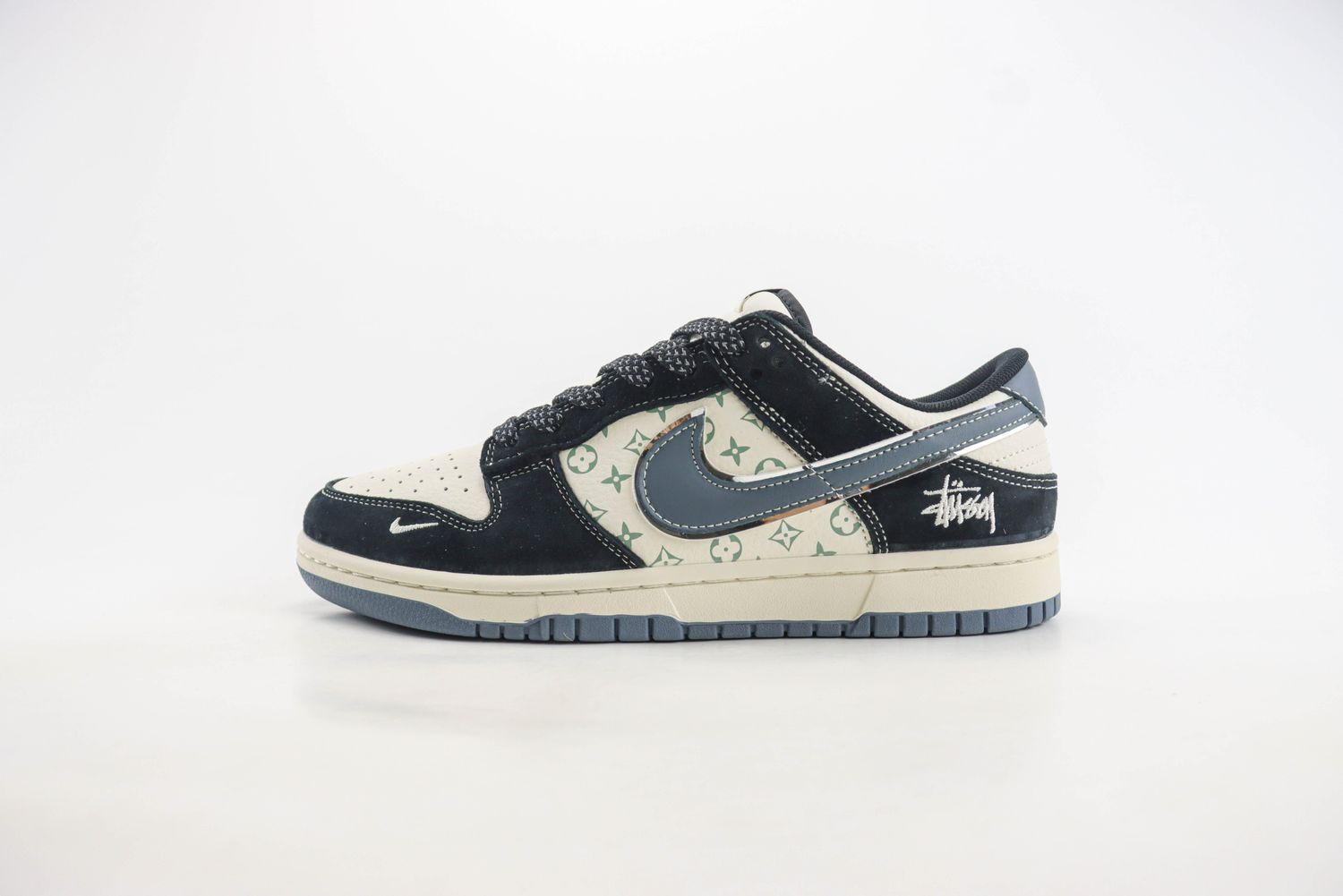  Nike SB Dunk Low x Stussy 53