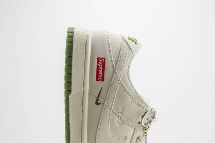 Nike SB Dunk Low x supreme 82