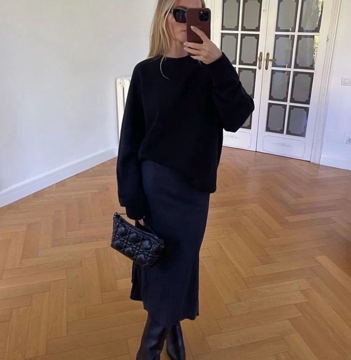 BLACK SWEATER