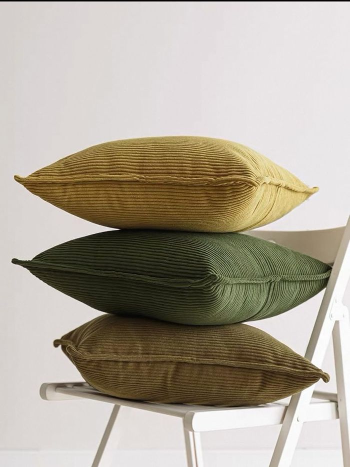 Цулгуй өнгийн дэр