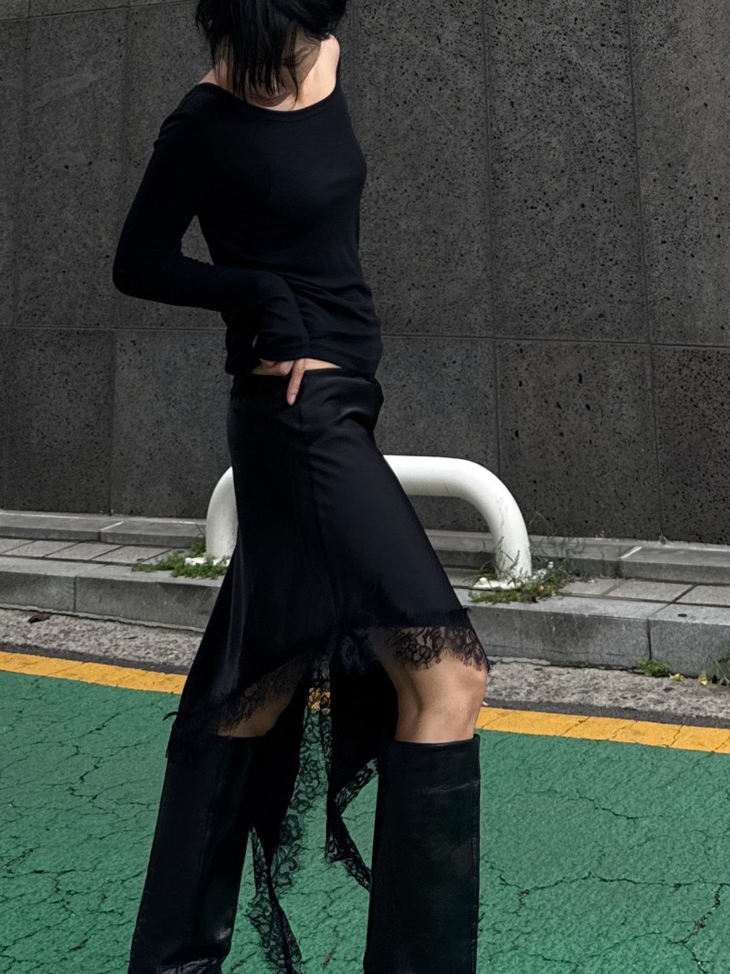 Diagonal-cut satin skirt 
