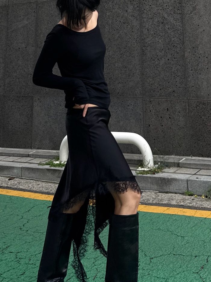 Diagonal-cut satin skirt 