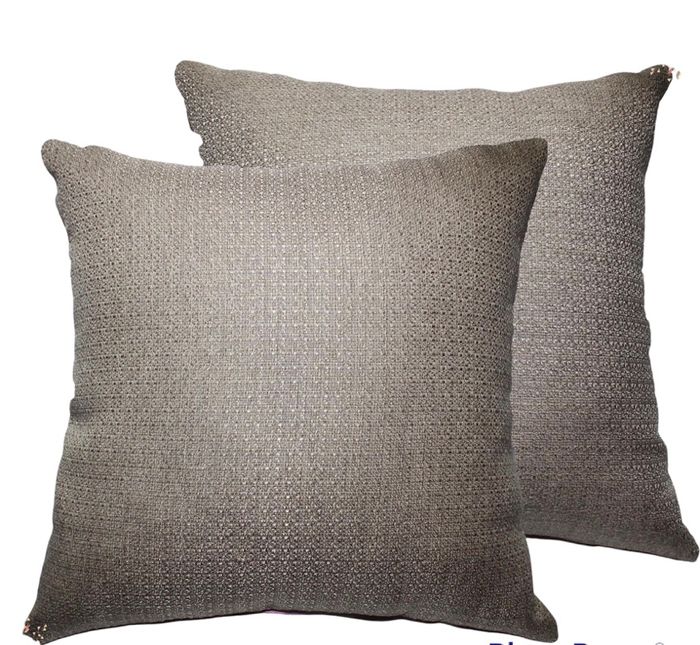 Цайвар шаргал өөрөөсөө хээтэй