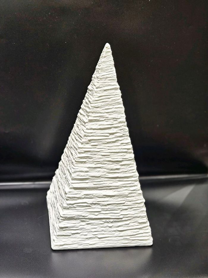 Пирамид хэлбэрийн декор