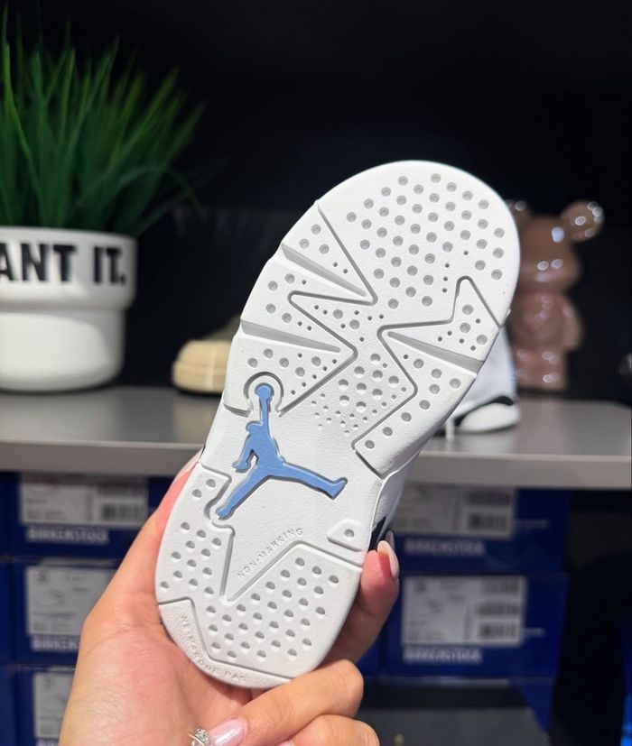 Air Jordan 6 UNC Blue