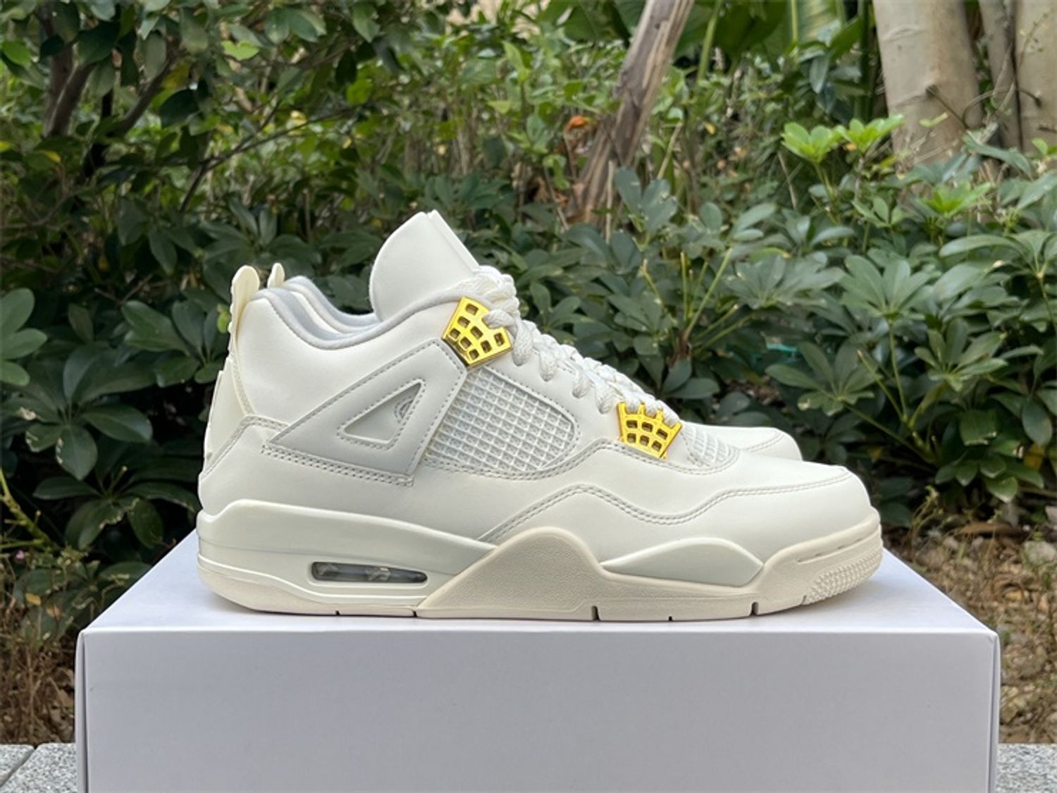 Jordan 4 Retro Metallic Gold (Women's)