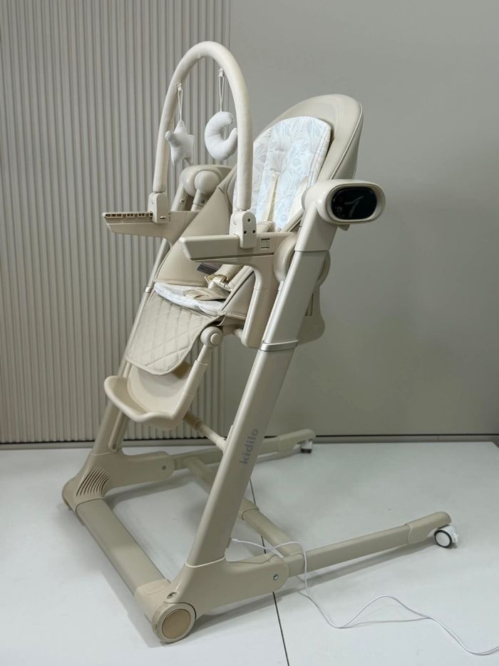 Бүүвэйлэгчтэй хоолны ширээ 