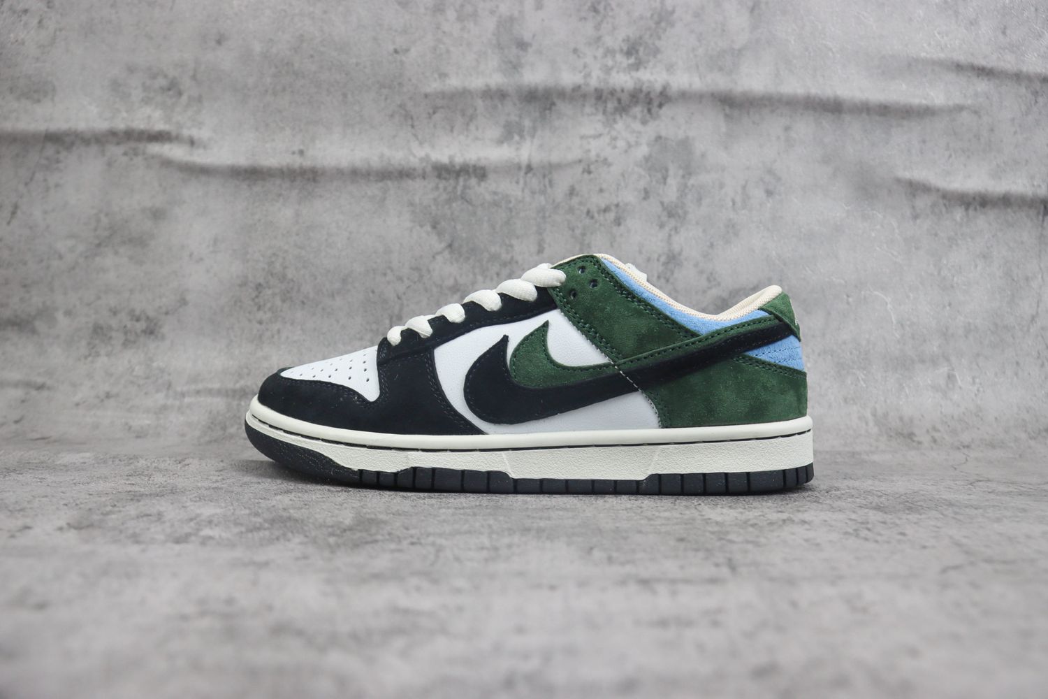 Nike Dunk SB Low Black, White and Green 