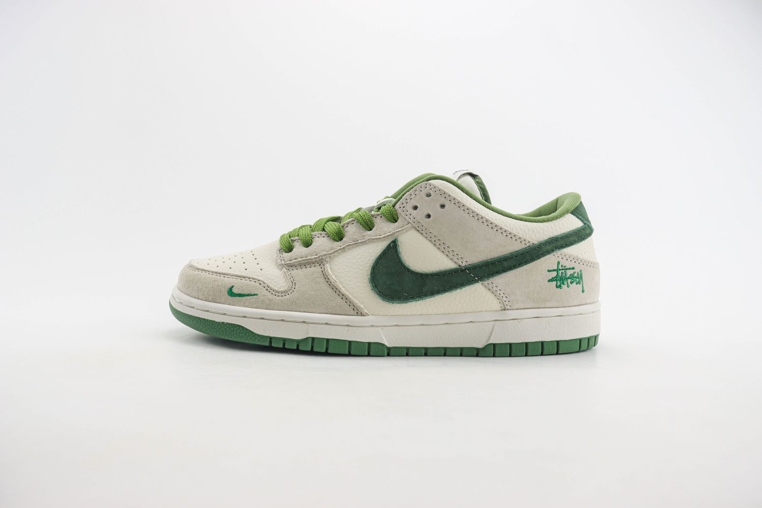  Nike SB Dunk Low x Stussy 132