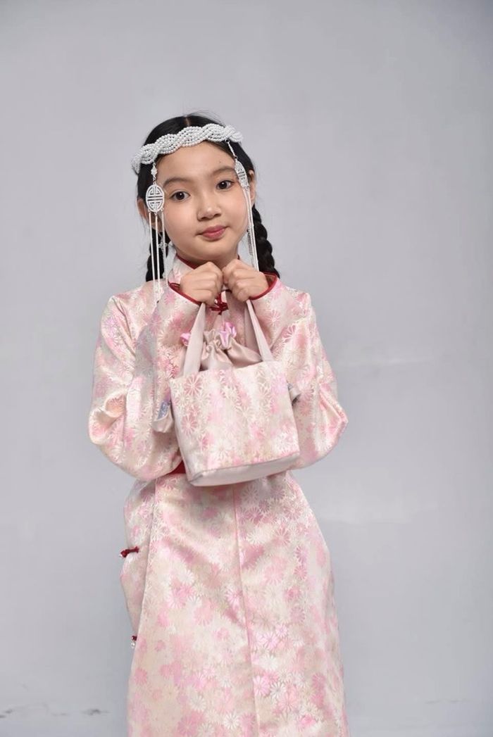 OD04  халаастай охины дээл 