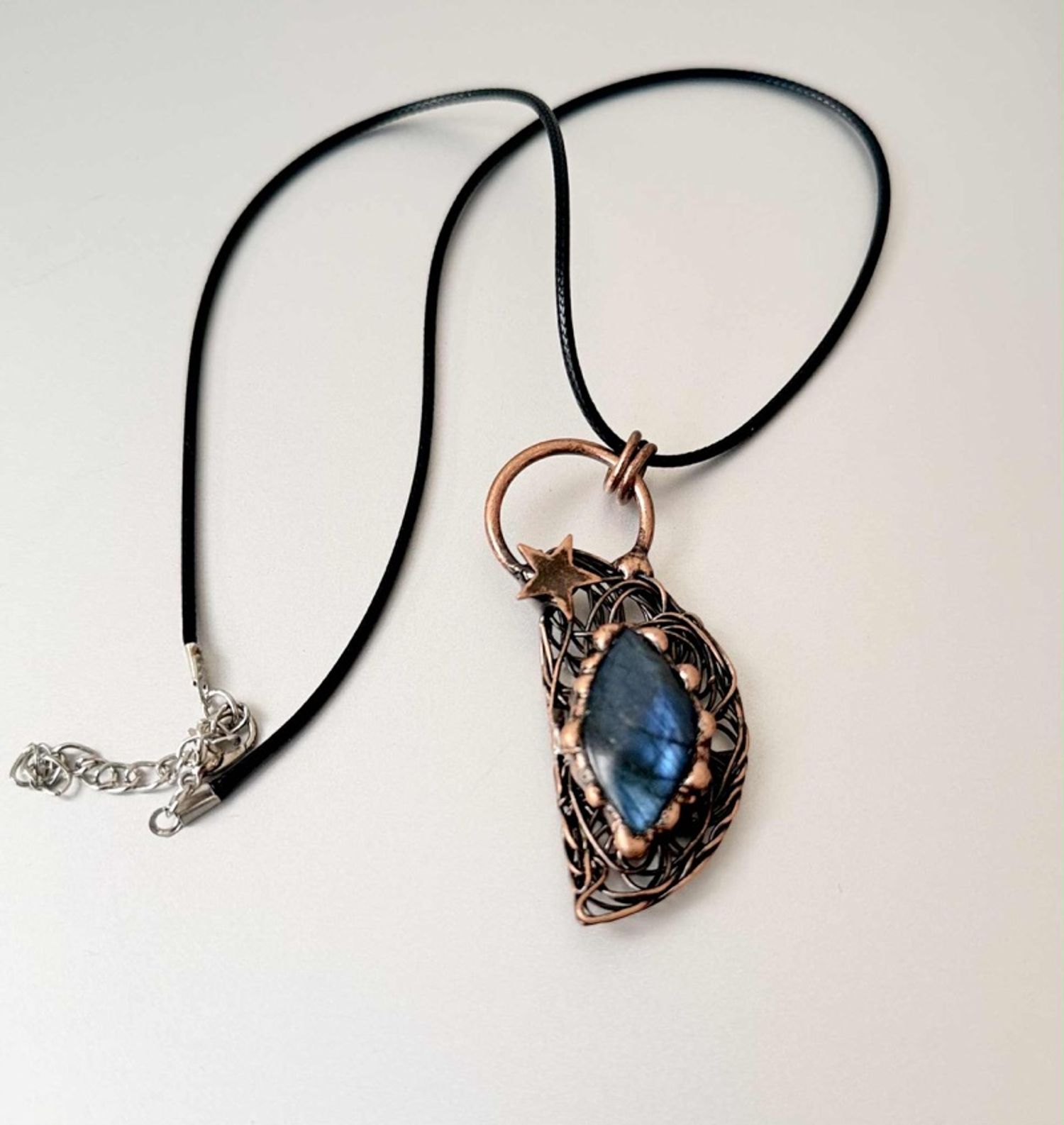 Лабрадорит зэс зүүлт