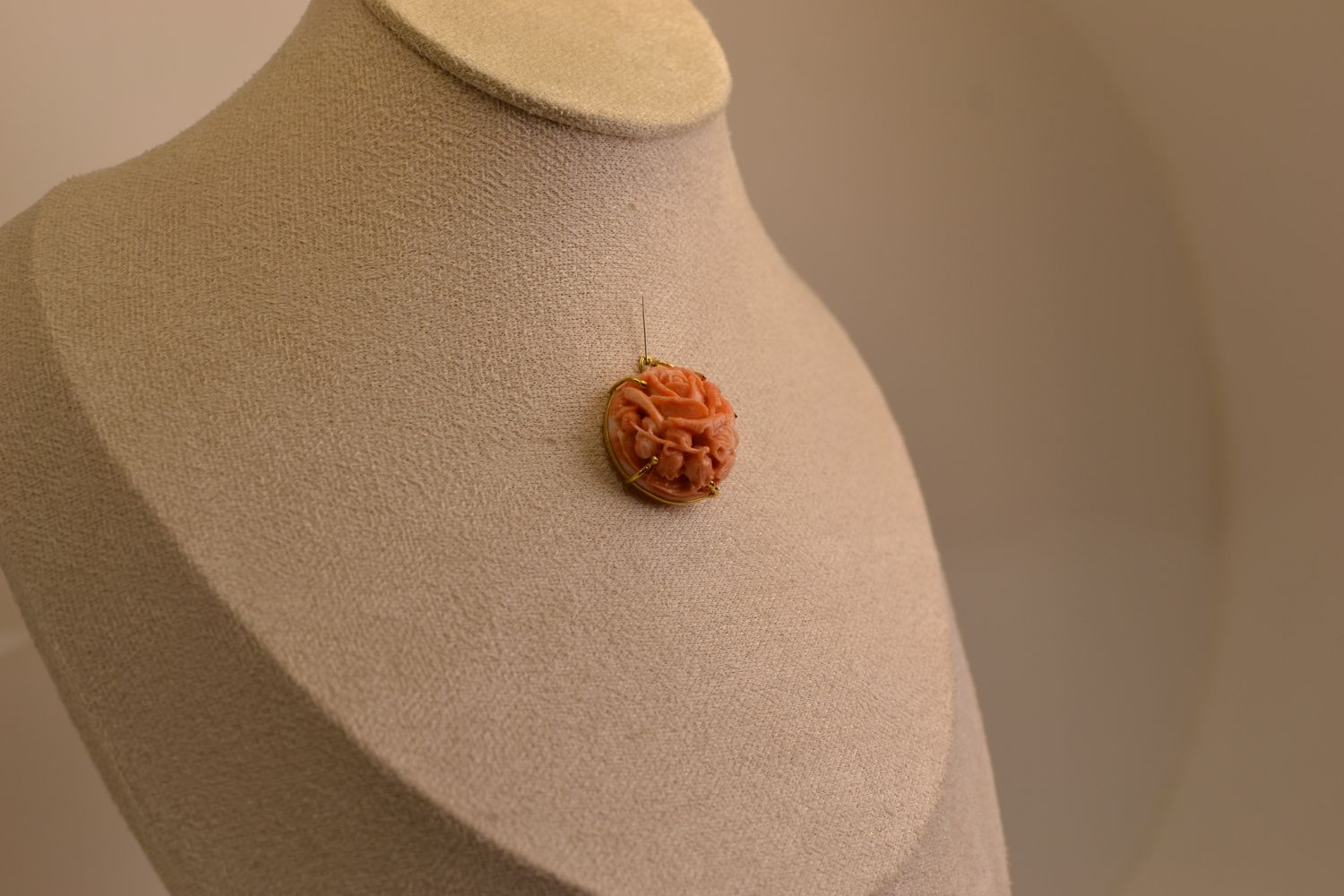 ягаан сарнай шүрэн кулон