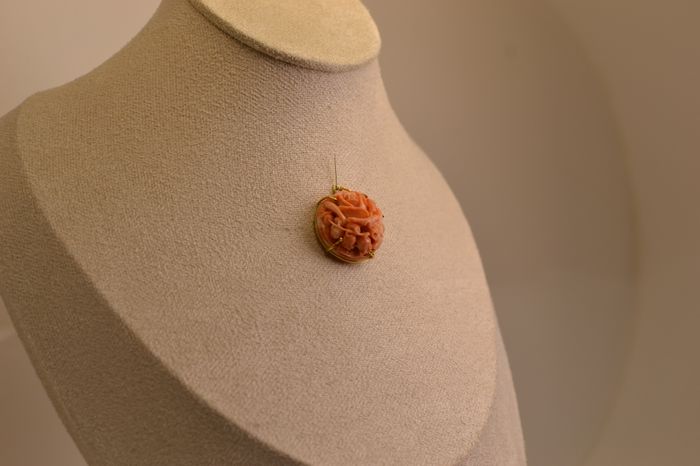 ягаан сарнай шүрэн кулон