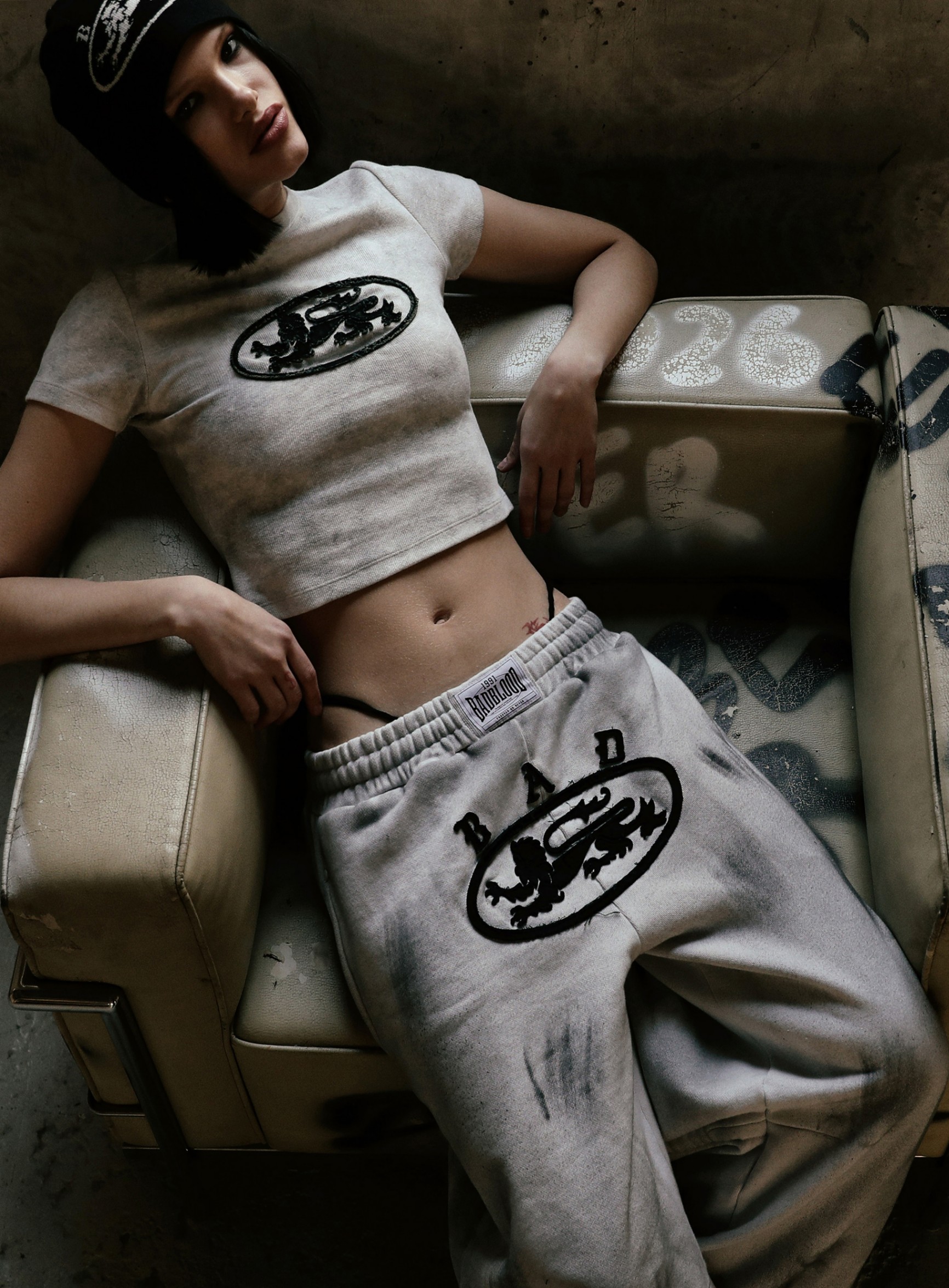 ☆BADBLOOD☆ Lion Patch 2 Way Curved Jogger Washed White BADBLOOD Lion Patch 2 Way Curved Jogger - Washed White on