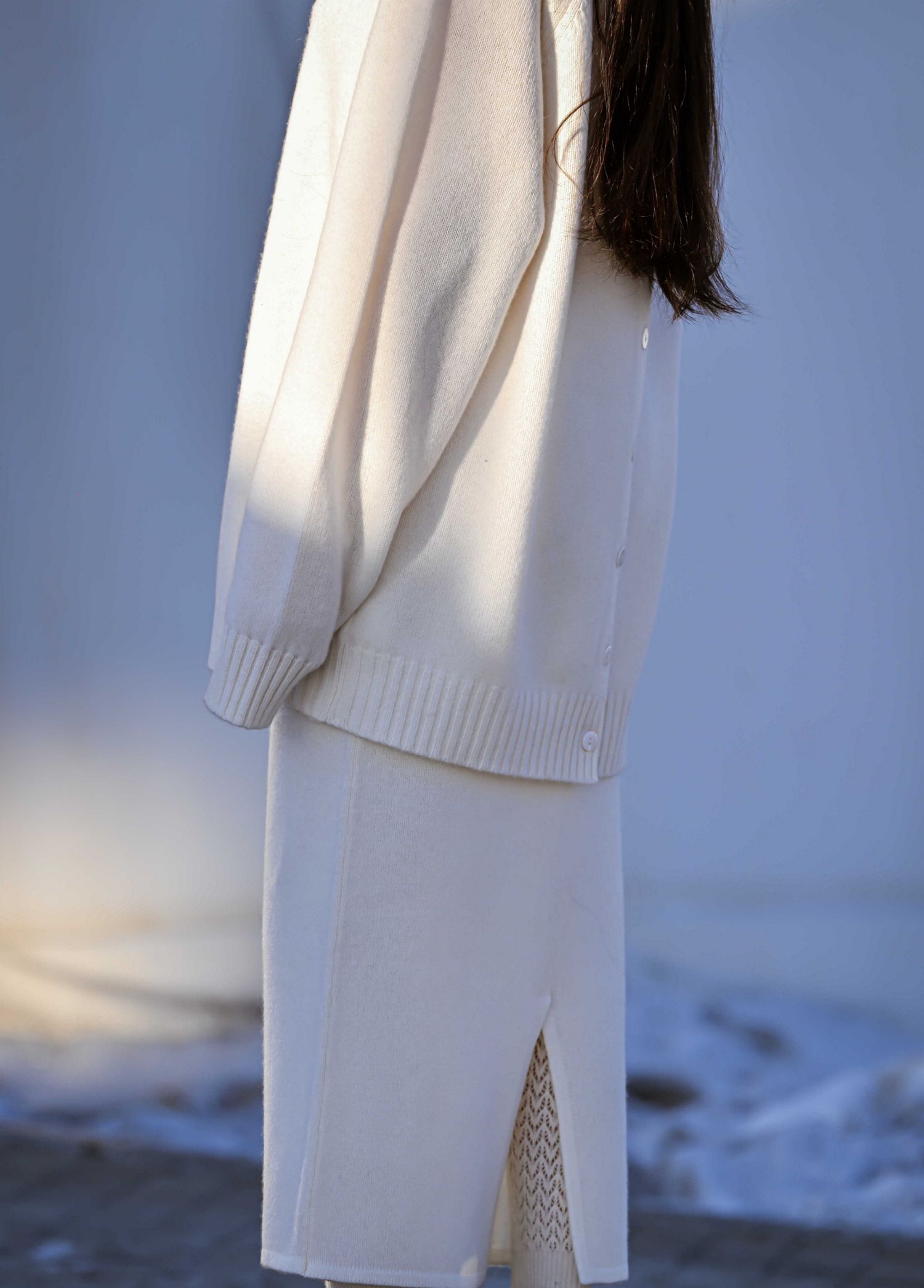 Сүндэр юбка цагаан