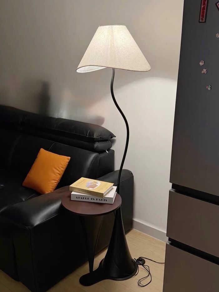 Хажуудаа ширээтэй шалны гэрэл